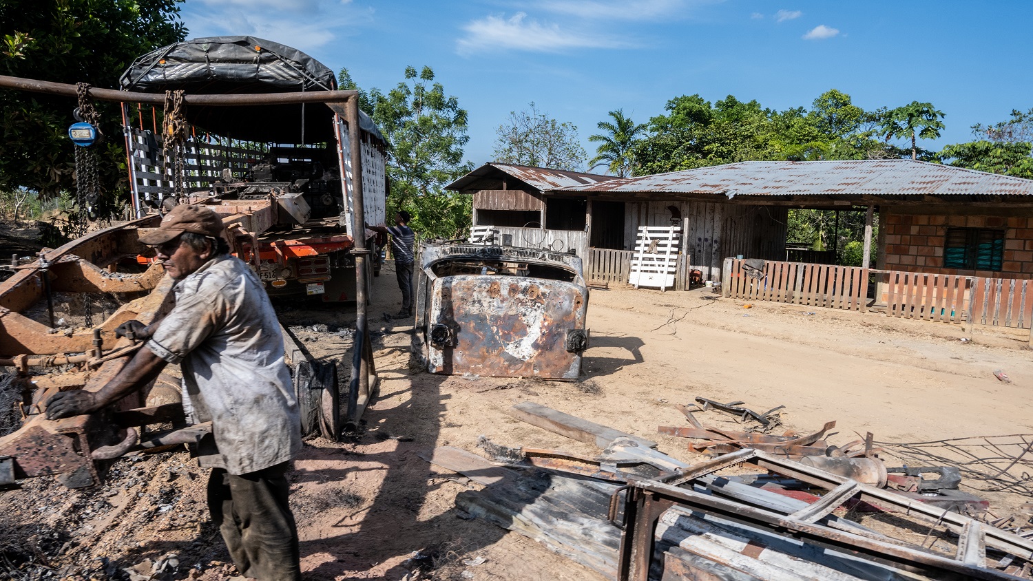 Restos del camión incinerado del ETCR Urías Rondón, Colombia. MARIO TORO QUINTERO Restos del camión incinerado del ETCR Urías Rondón, Colombia. MARIO TORO QUINTERO