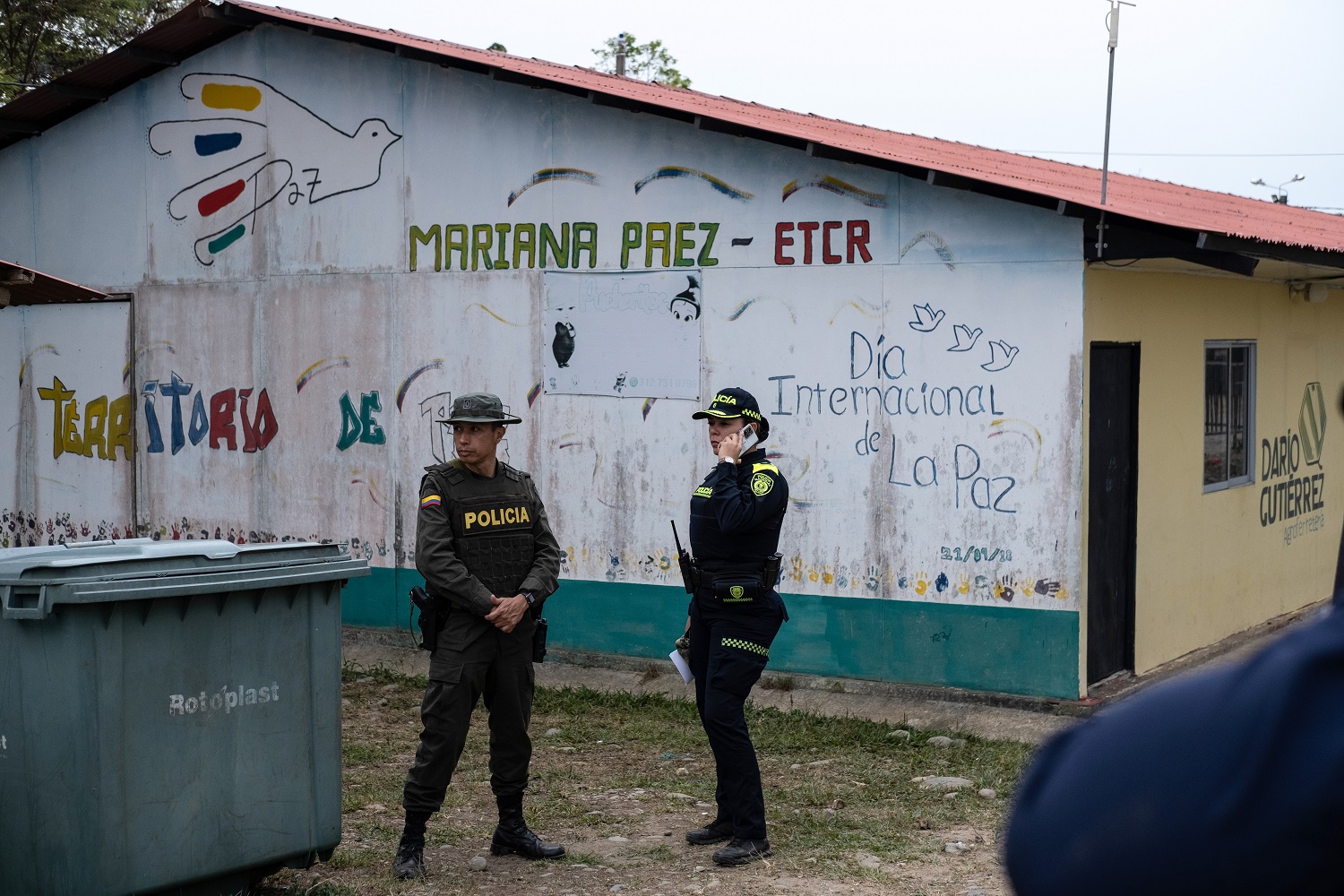 Agentes de la Policía Nacional de Colombia, en el ETCR Mariana Páez. MARIO TORO QUINTERO