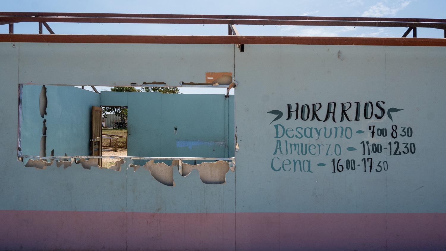 Comedor del ETCR Urías Rondón, Colombia, después de ser abandonado. MARIO TORO QUINTERO