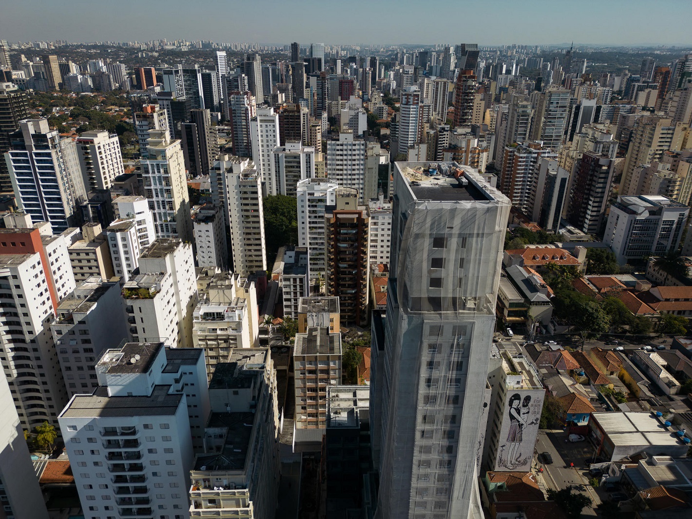 Rascacielos y edificios de viviendas en la zona oeste de São Paulo, Brasil, este 26 de junio. EFE/ISAAC FONTANA