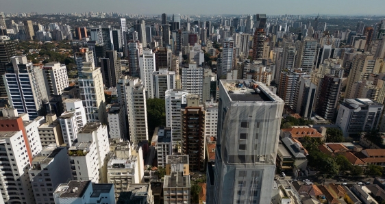 Rascacielos y edificios de viviendas en la zona oeste de São Paulo, Brasil, este 26 de junio. EFE/ISAAC FONTANA