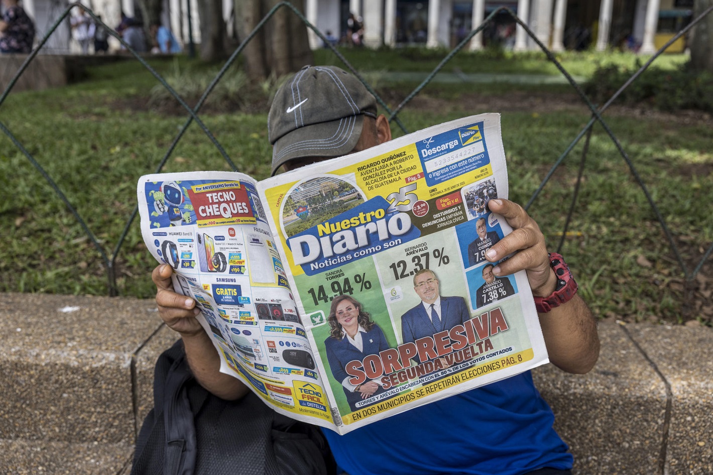 Un hombre lee un periódico con los resultados de las elecciones, en Ciudad de Guatemala, este 26 de junio. EFE/ESTEBAN BIBA