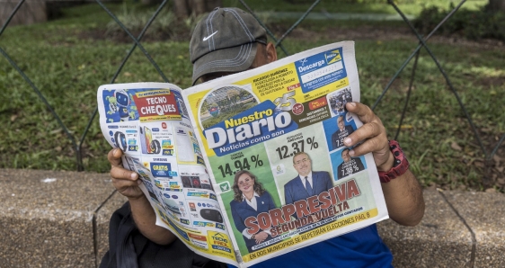 Un hombre lee un periódico con los resultados de las elecciones, en Ciudad de Guatemala, este 26 de junio. EFE/ESTEBAN BIBA