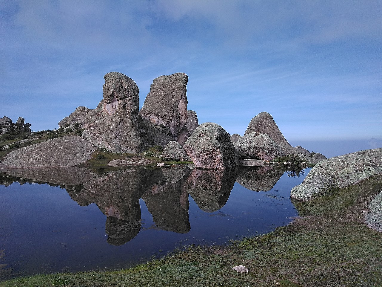 Laguna en la meseta montañosa de Marcahuasi, Perú. YURI EFRÉN HUACOTO CAMPOS/CC BY-SA 4.0 Laguna en la meseta montañosa de Marcahuasi, Perú. YURI EFRÉN HUACOTO CAMPOS/CC BY-SA 4.0