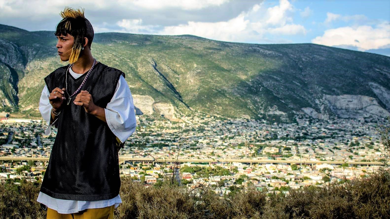 El actor Juan Daniel García, en un fotograma de la película 'Ya no estoy aquí'. NETFLIX