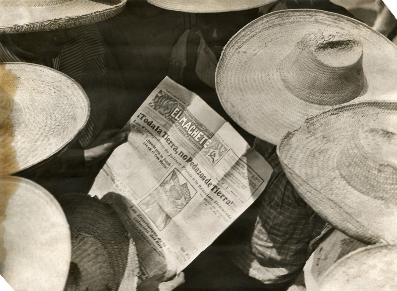 Detalle de la fotografía 'Hombres leyendo El Machete', de Tina Modotti, c. 1929. Colección y archivo Fundación Televisa. KBr