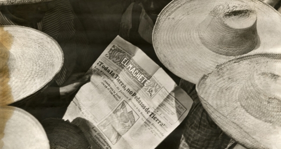 Detalle de la fotografía 'Hombres leyendo El Machete', de Tina Modotti, c. 1929. Colección y archivo Fundación Televisa. KBr