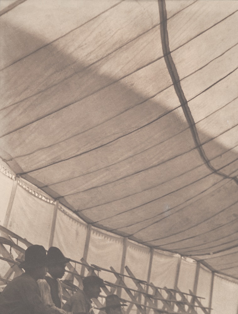 Tina Modotti. Fotografía 'Circus tent, Mexico', 1924. Colección Center for Creative Phoyography, University of Arizona