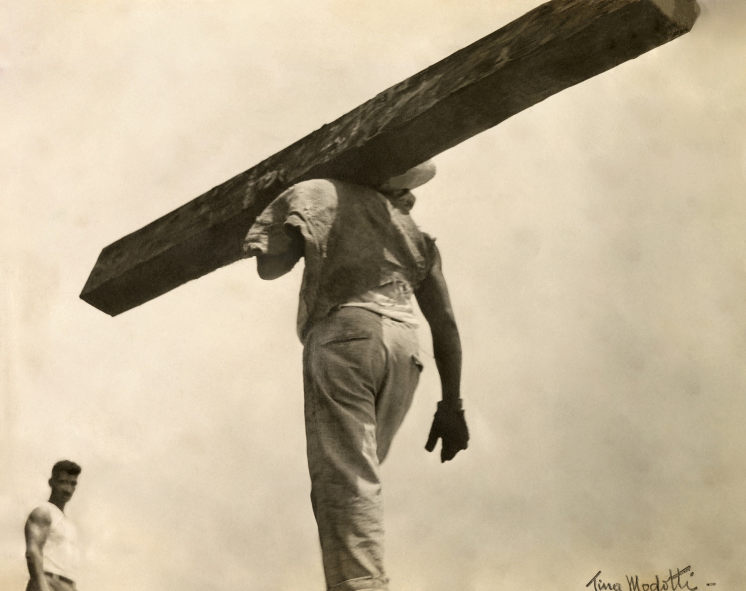 Tina Modotti. Fotografía 'Hombre con madero', 1928 Colección y archivo de Fundación Televisa Tina Modotti. Fotografía 'Hombre con madero', 1928 Colección y archivo de Fundación Televisa