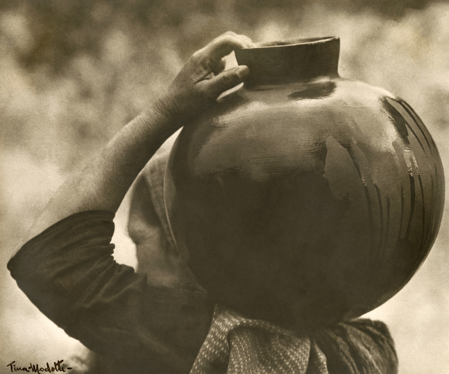 Tina Modotti. Fotografía 'Campesina zapoteca con cántaro al hombro', 1928. Colección archivo y fundación Televisa
