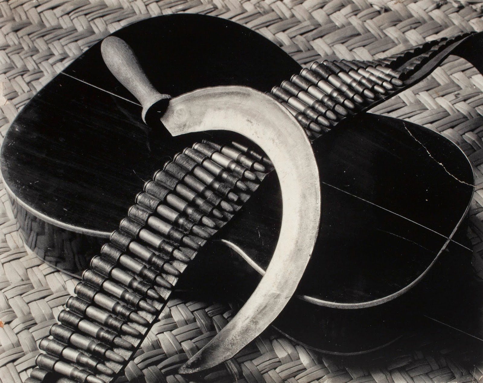 Tina Modotti Canana, hoz y guitarra, 1928 Colección archivo y fundación Televisa