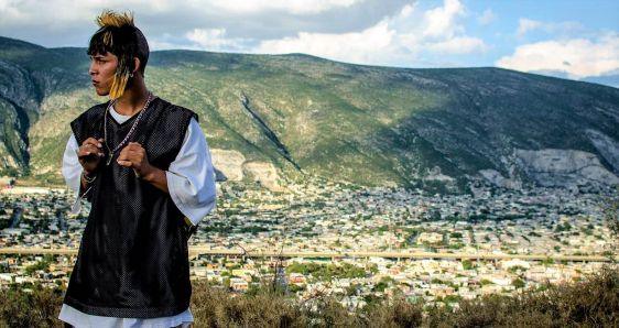 El actor Juan Daniel García, en un fotograma de la película 'Ya no estoy aquí'. NETFLIX