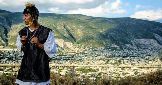 El actor Juan Daniel García, en un fotograma de la película 'Ya no estoy aquí'. NETFLIX