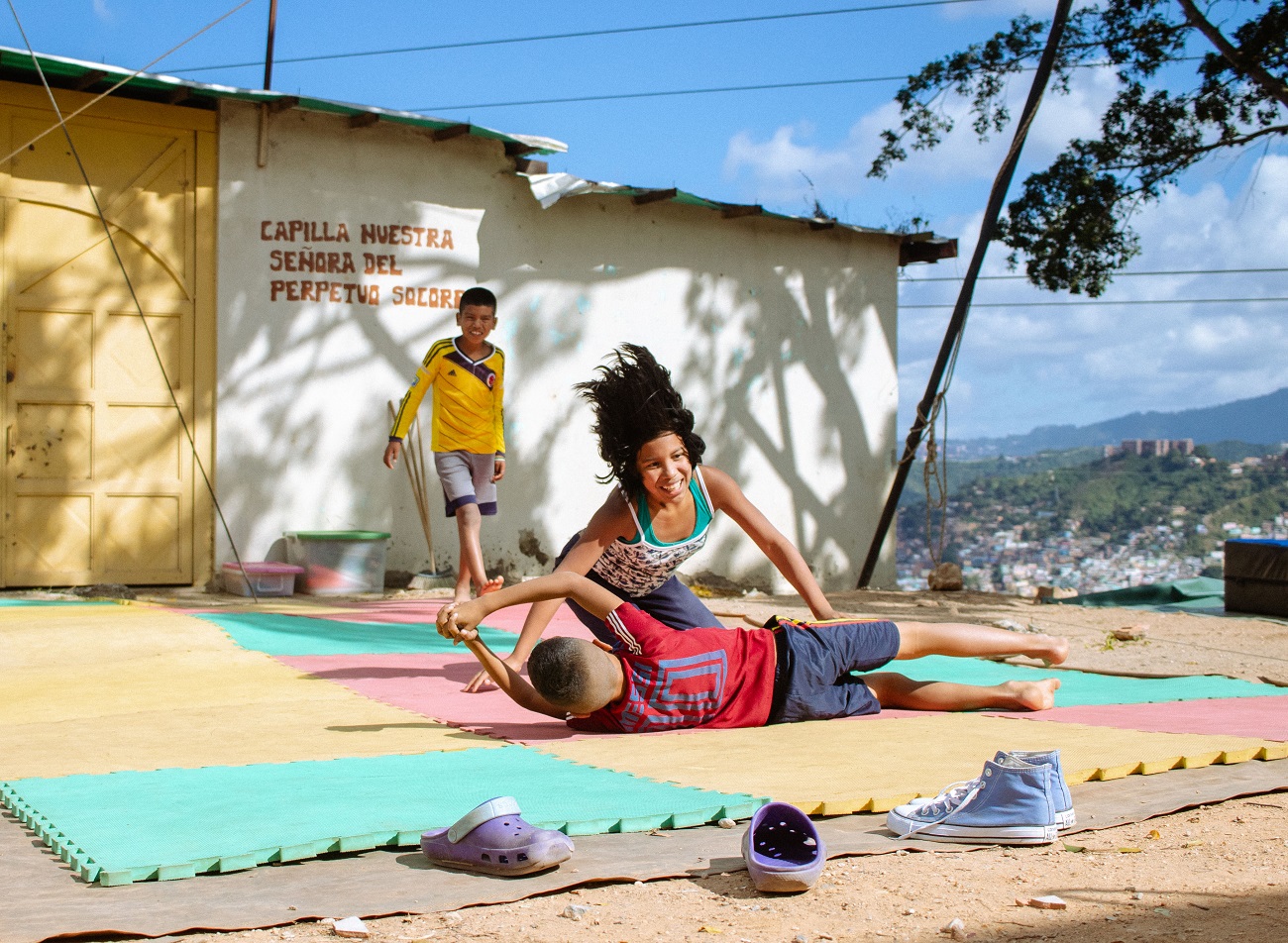 Niños en la Escuela de Circo Social ManzanoArte, en la Cota 905, Caracas. ROBERT FARIÑEZ