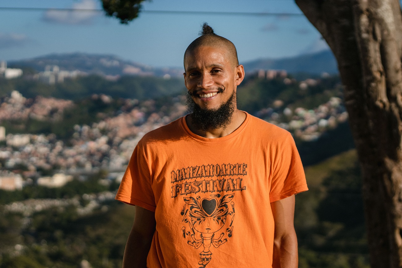 Roque Bogado, de la Escuela de Circo Social ManzanoArte, en la Cota 905, Caracas. ROBERT FARIÑEZ