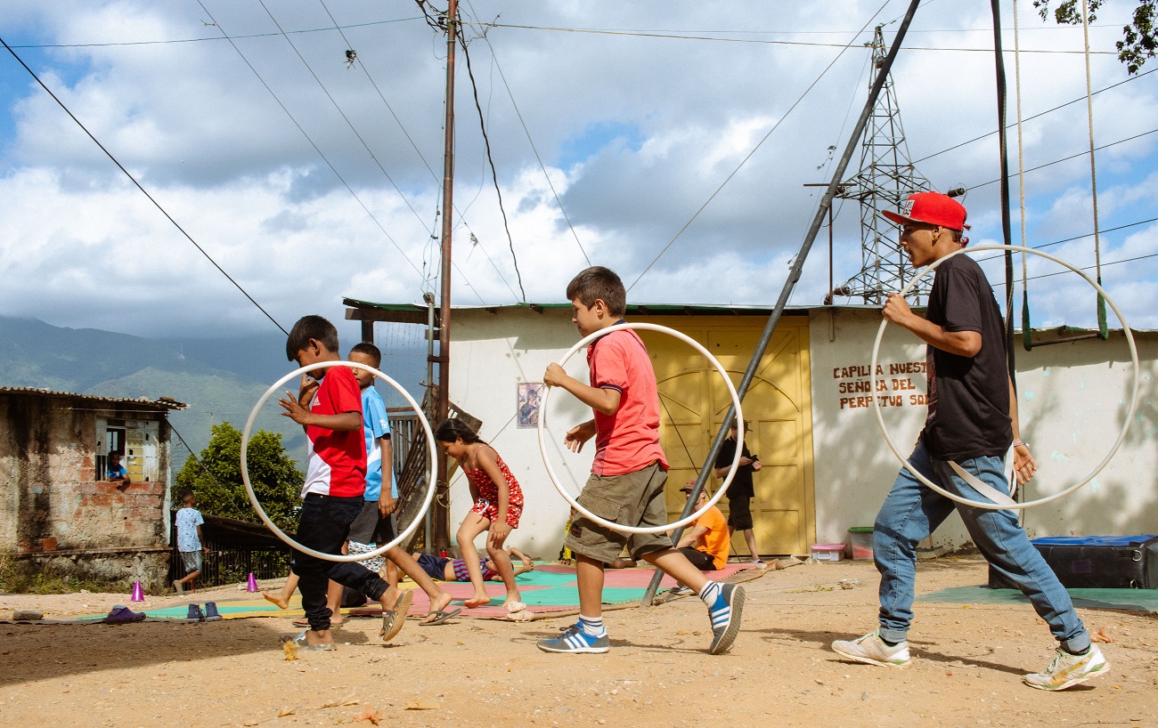 Niños con su maestro en la Escuela de Circo Social ManzanoArte, en la Cota 905, Caracas. ROBERT FARIÑEZ