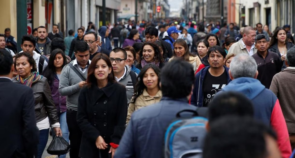 ‘Cholo’ es una palabra con larga historia en Perú. En la foto, paseantes en el Jirón de la Unión, Lima. MANUEL MELGAR