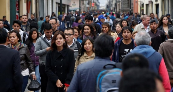 ‘Cholo’ es una palabra con larga historia en Perú. En la foto, paseantes en el Jirón de la Unión, Lima. MANUEL MELGAR