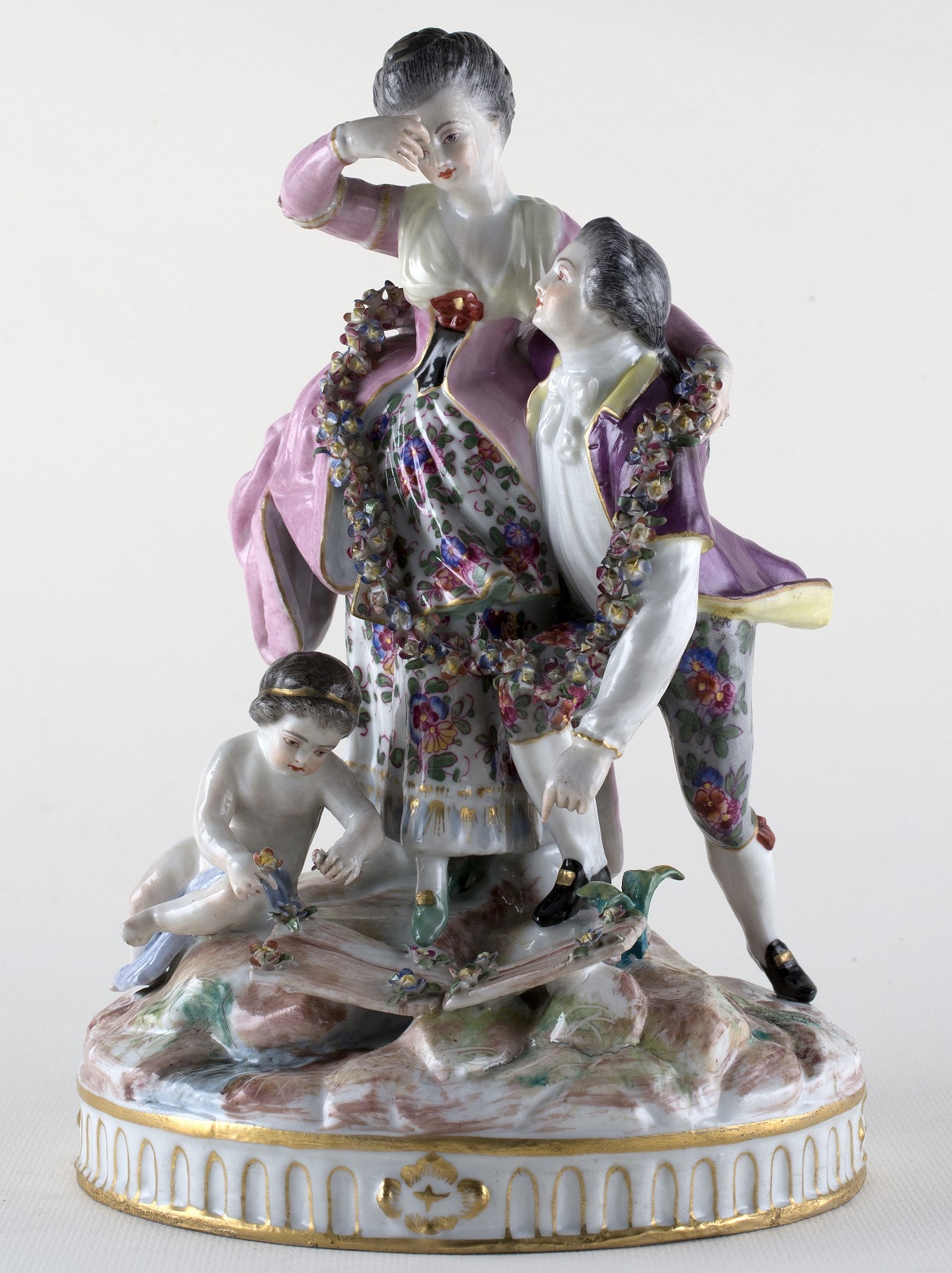 Grupo escultórico del siglo XIX, de la exposición 'Elogio de lo cursi'. MUSEO NACIONAL DE ARTES DECORATIVAS