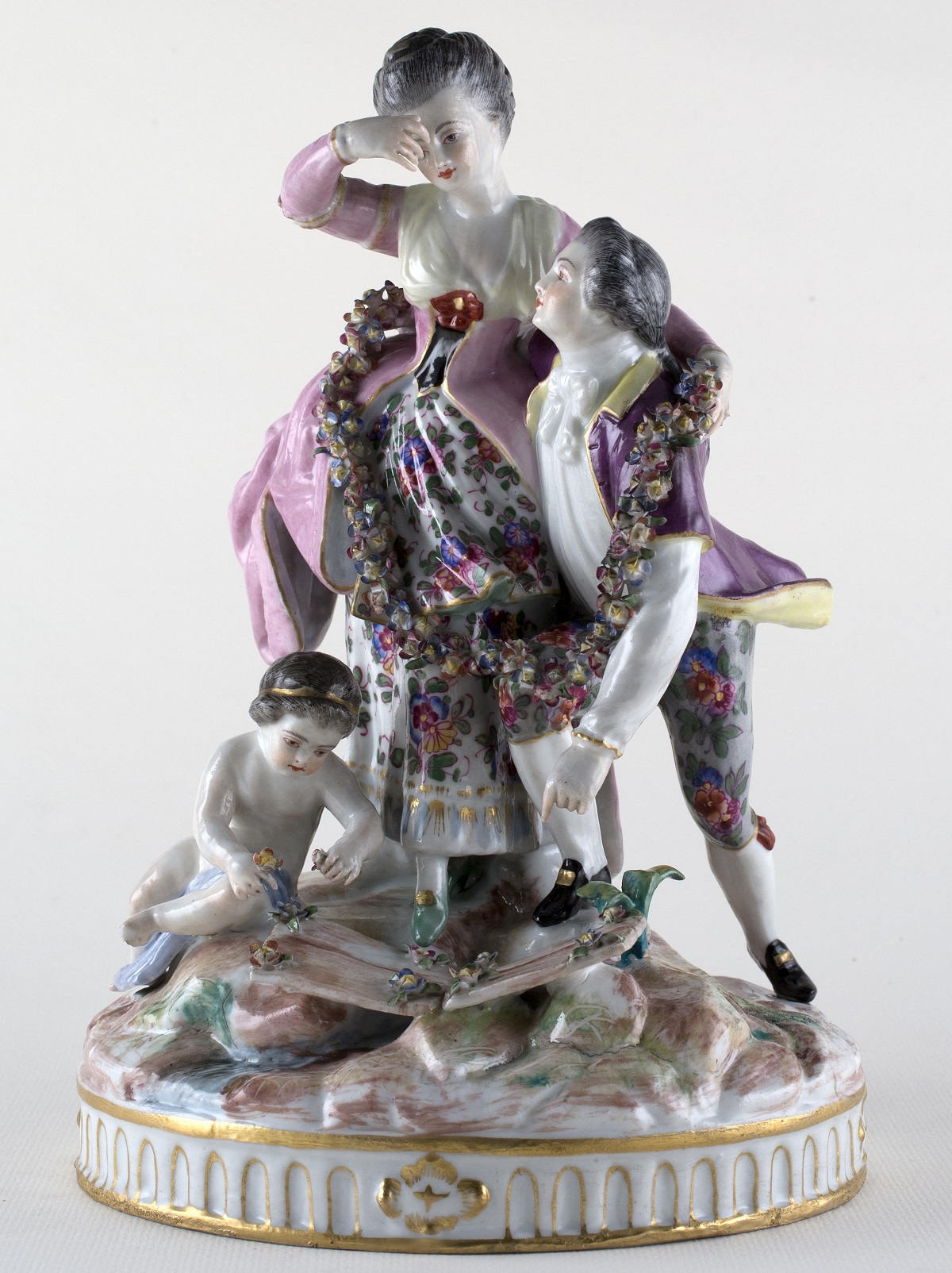 Grupo escultórico del siglo XIX, de la exposición 'Elogio de lo cursi'. MUSEO NACIONAL DE ARTES DECORATIVAS Grupo escultórico del siglo XIX, de la exposición 'Elogio de lo cursi'. MUSEO NACIONAL DE ARTES DECORATIVAS