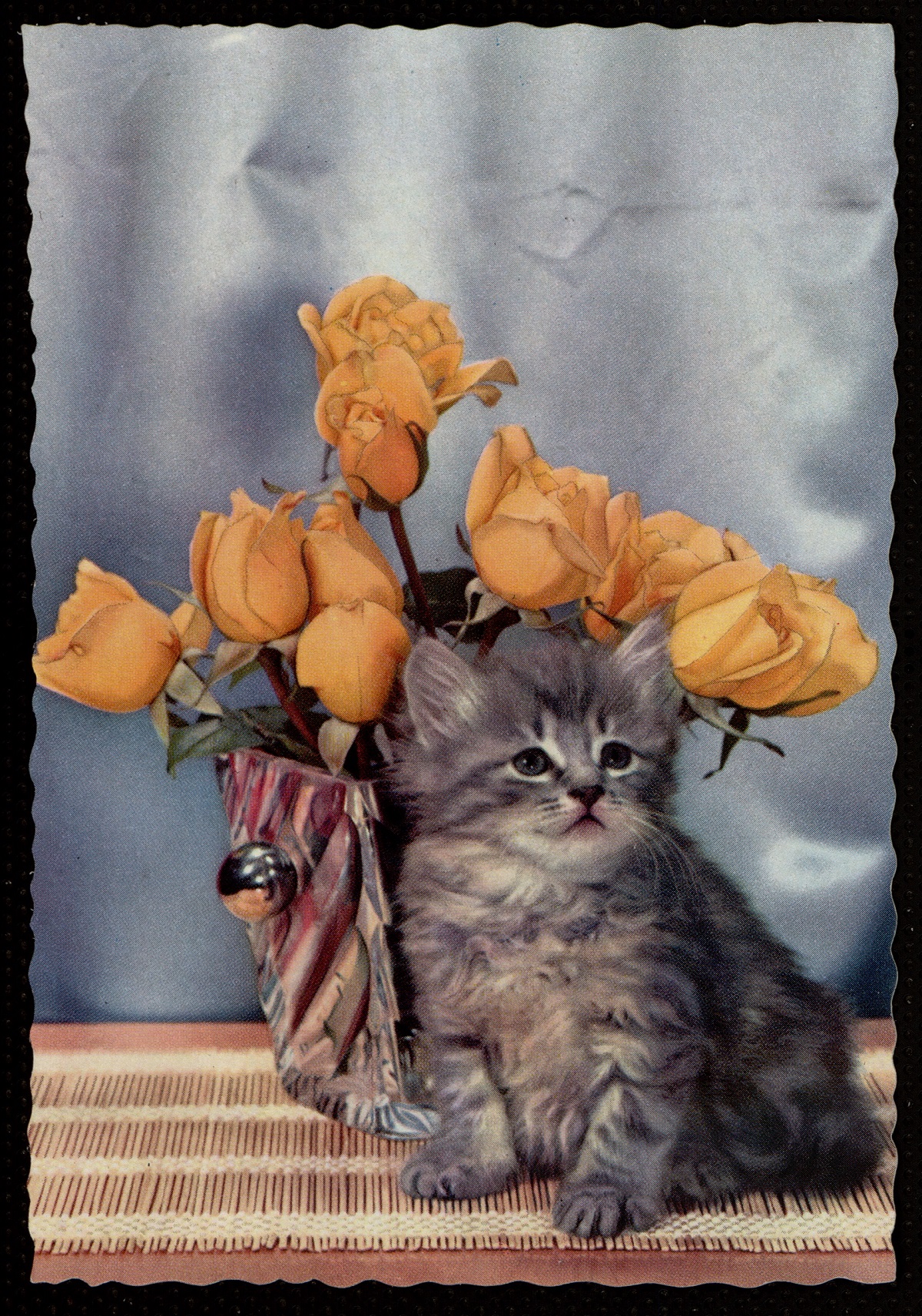 Gato con ramo de rosas, de la exposición 'Elogio de lo cursi'. MUSEO DE HISTORIA DE MADRID Gato con ramo de rosas, de la exposición 'Elogio de lo cursi'. MUSEO DE HISTORIA DE MADRID