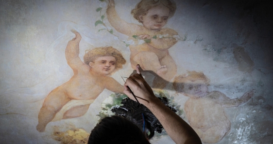 Restauración de un mural del edificio Companhia Docas de Santos, en Río de Janeiro, Brasil, el 3 de julio. EFE/ANDRÉ COELHO