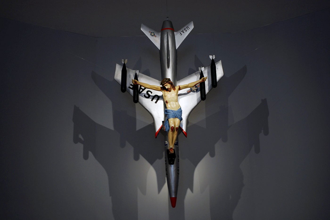 El Cristo crucificado en un avión de León Ferrari, en la exposición 'Recurrencias', en el Museo Nacional de Bellas Artes, en Buenos Aires. MNBA