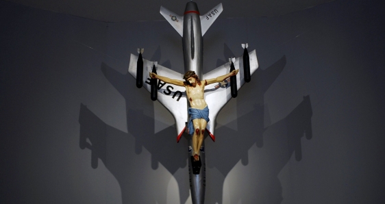 El Cristo crucificado en un avión de León Ferrari, en la exposición 'Recurrencias', en el Museo Nacional de Bellas Artes, en Buenos Aires. MNBA