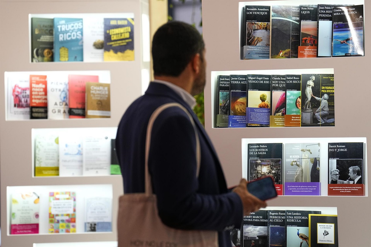 Visitante de la Feria Internacional del Libro Liber, en Barcelona, el 5 de octubre de 2022. EFE/ALEJANDRO GARCÍA