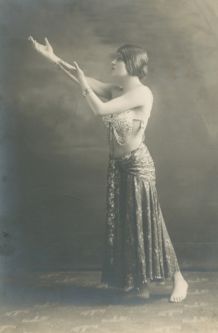 Tina Modotti disfrazada, Victoria Studio, 1920-1921. Cortesía de Throckmorton Fine Art, Nueva York. KBr