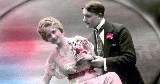 Foto de una pareja de enamorados (c. 1915) incluida en la exposición 'Elogio de lo cursi'. MUSEO DE HISTORIA DE MADRID