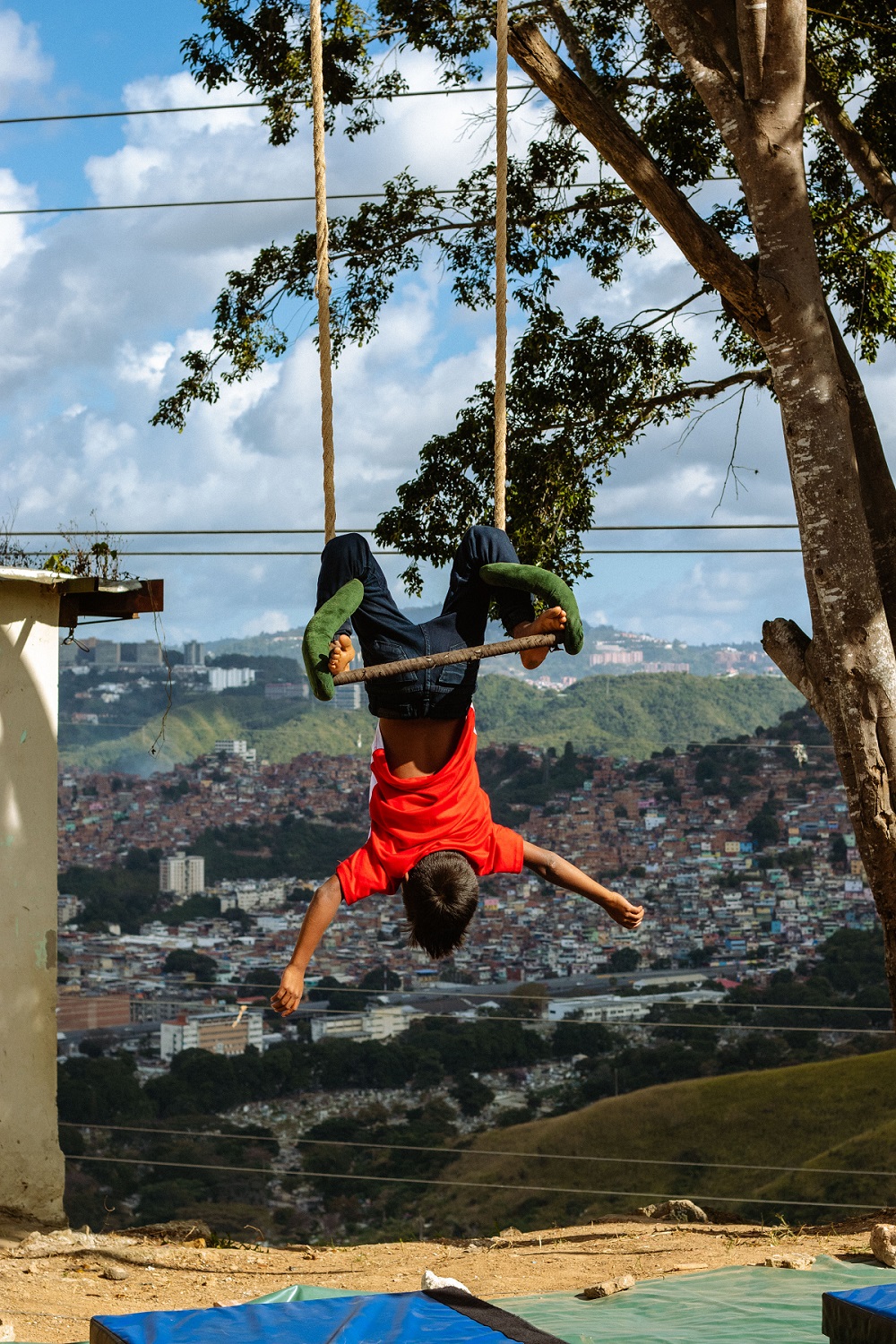 Acrobacias en la Escuela de Circo Social ManzanoArte, en la Cota 905, Caracas. ROBERT FARIÑEZ