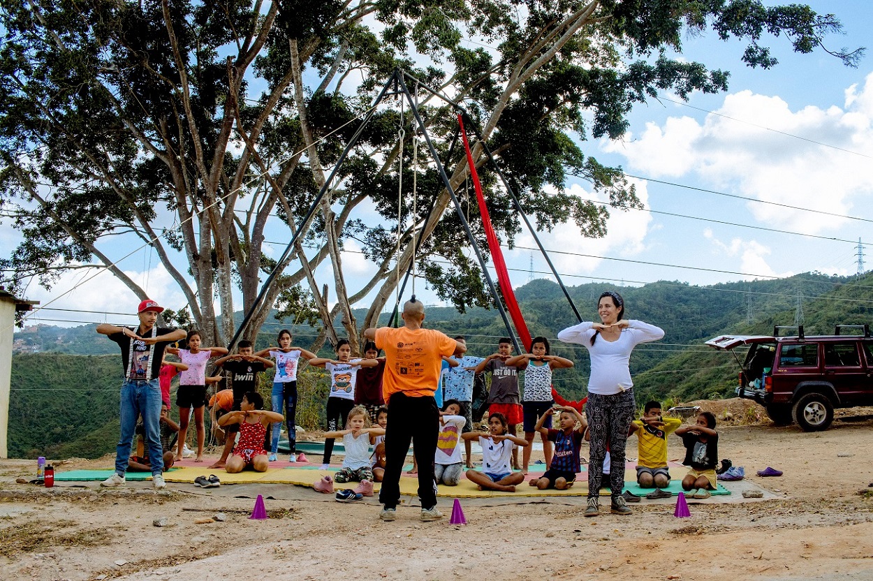 Clase del Circo Social ManzanoArte, en la Cota 905. ROBERT FARIÑEZ