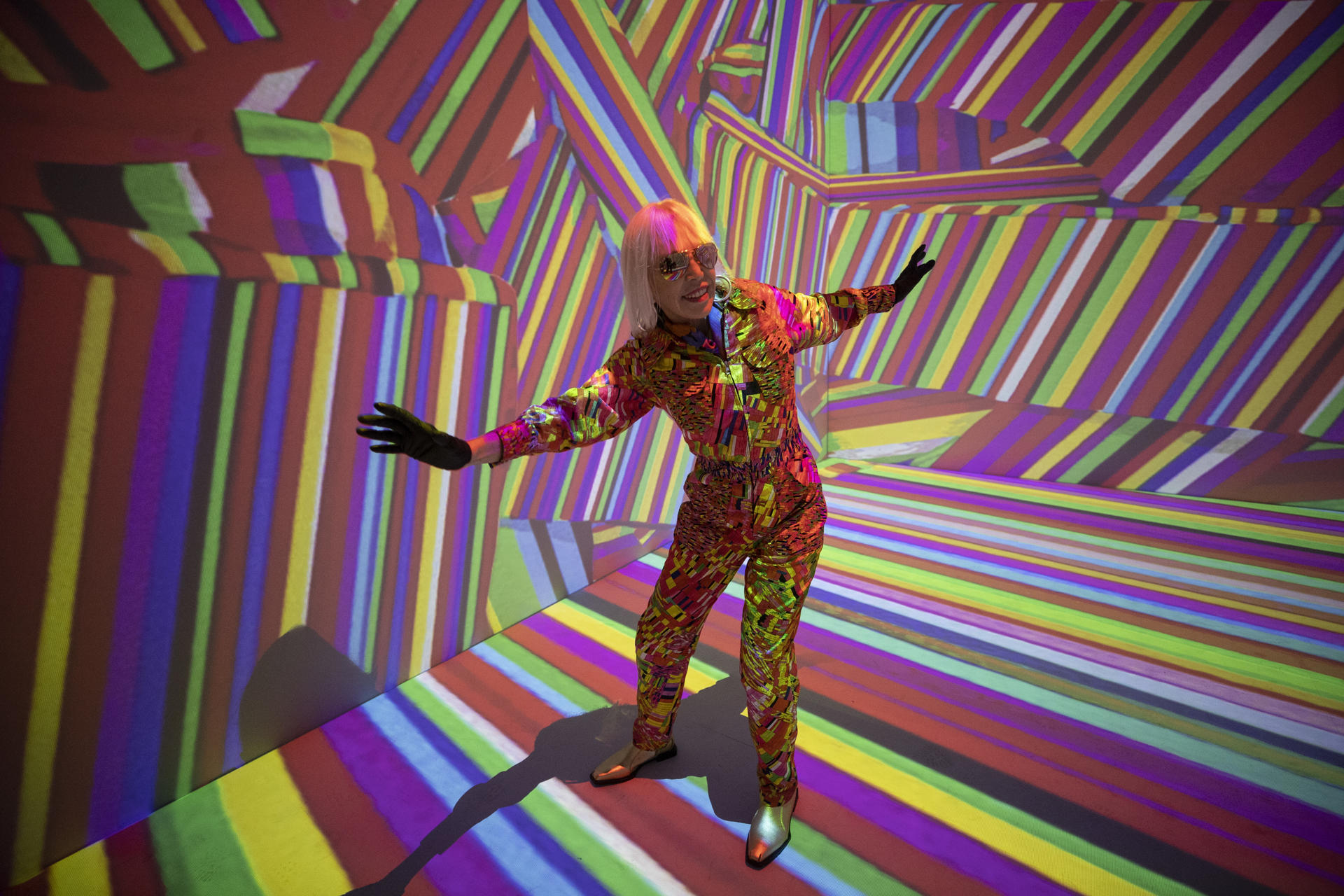 La artista argentina Marta Minujín, con su obra 'Implosión', en la Pinacoteca de São Paulo (Brasil), el 28 de julio. EFE/SEBASTIAO MOREIRA