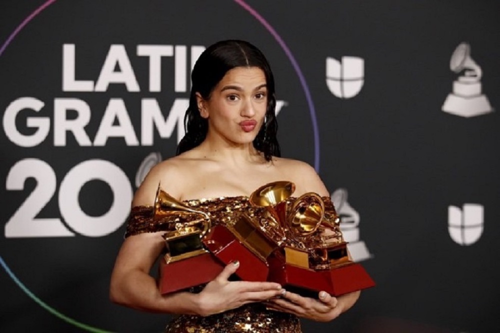 La cantante española Rosalía, con los premios a Álbum del Año, Mejor Paquete de Grabación y Mejor Álbum de Música Alternativa en los Grammy Latinos el pasado año en Las Vegas. EFE/CAROLINE BREHMAN