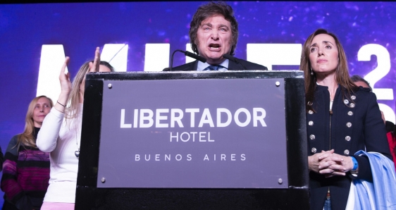 El político ultraderechista Javier Milei, en su discurso tras las elecciones primarias de Argentina, este 13 de agosto. EFE/GALA ABRAMOVICH