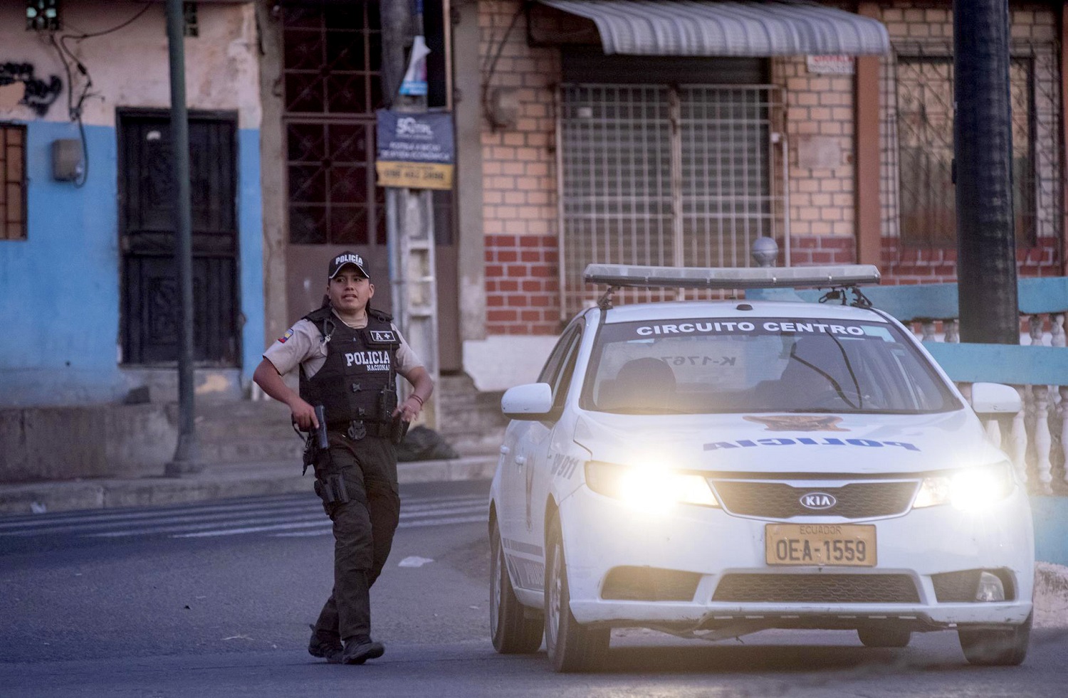 Policías vigilan las calles de Durán, Ecuador, tras una oleada de violencia, el 1 de noviembre de 2022. EFE/MAURICIO TORRES