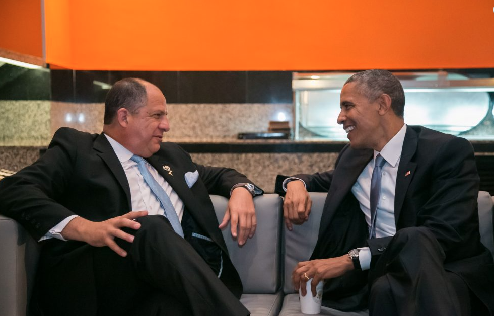 Luis Guillermo Solís, conversando con Barack Obama. CORTESÍA ARCHIVO L.G. SOLÍS