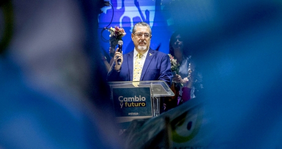 Bernardo Arévalo, en su cierre de campaña, en Ciudad de Guatemala, el 16 de agosto. EFE/ESTEBAN BIBA