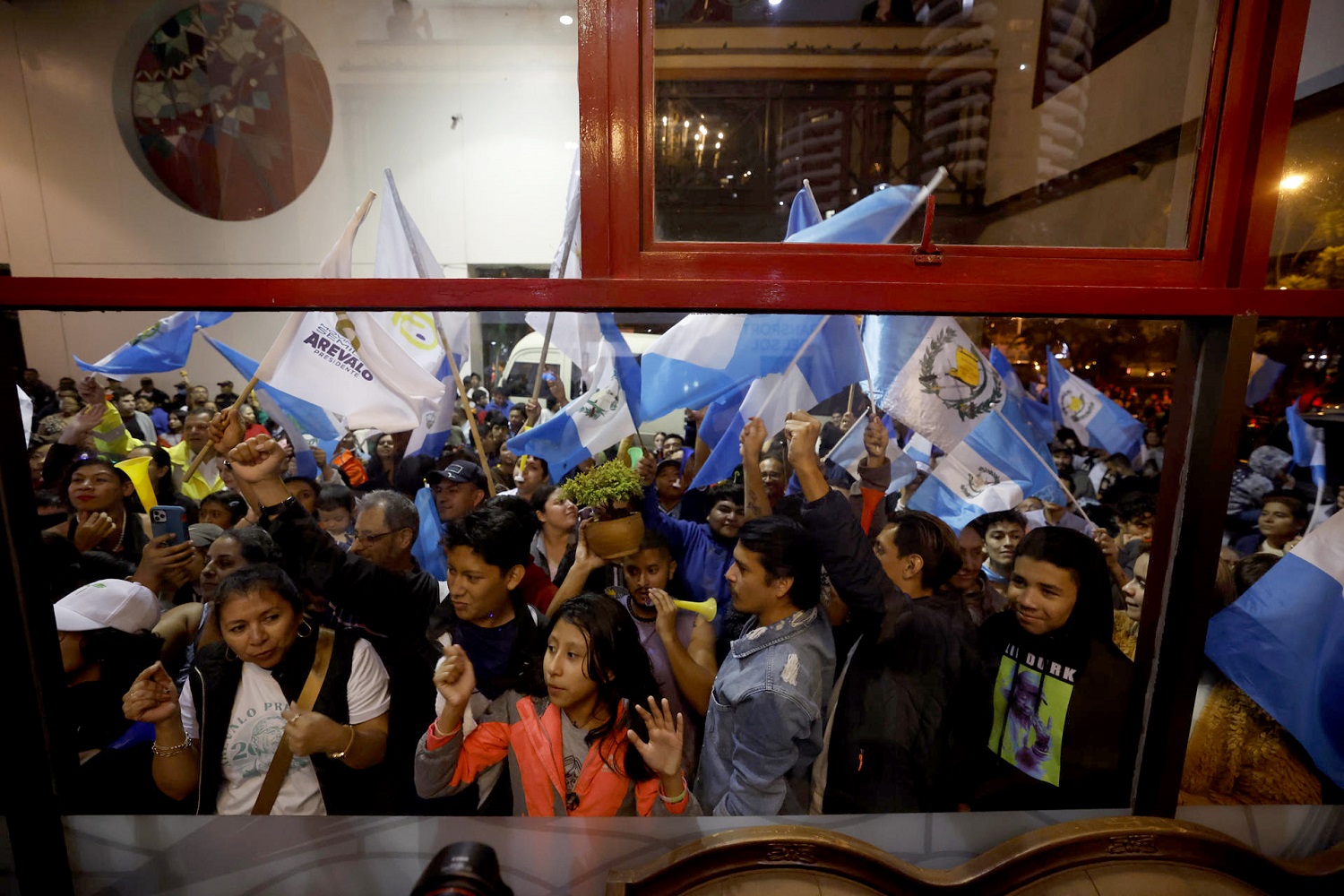 Seguidores de Bernardo Arévalo celebran la victoria en las elecciones, en Ciudad de Guatemala, el 20 de agosto de 2023. EFE/ESTEBAN BIBA