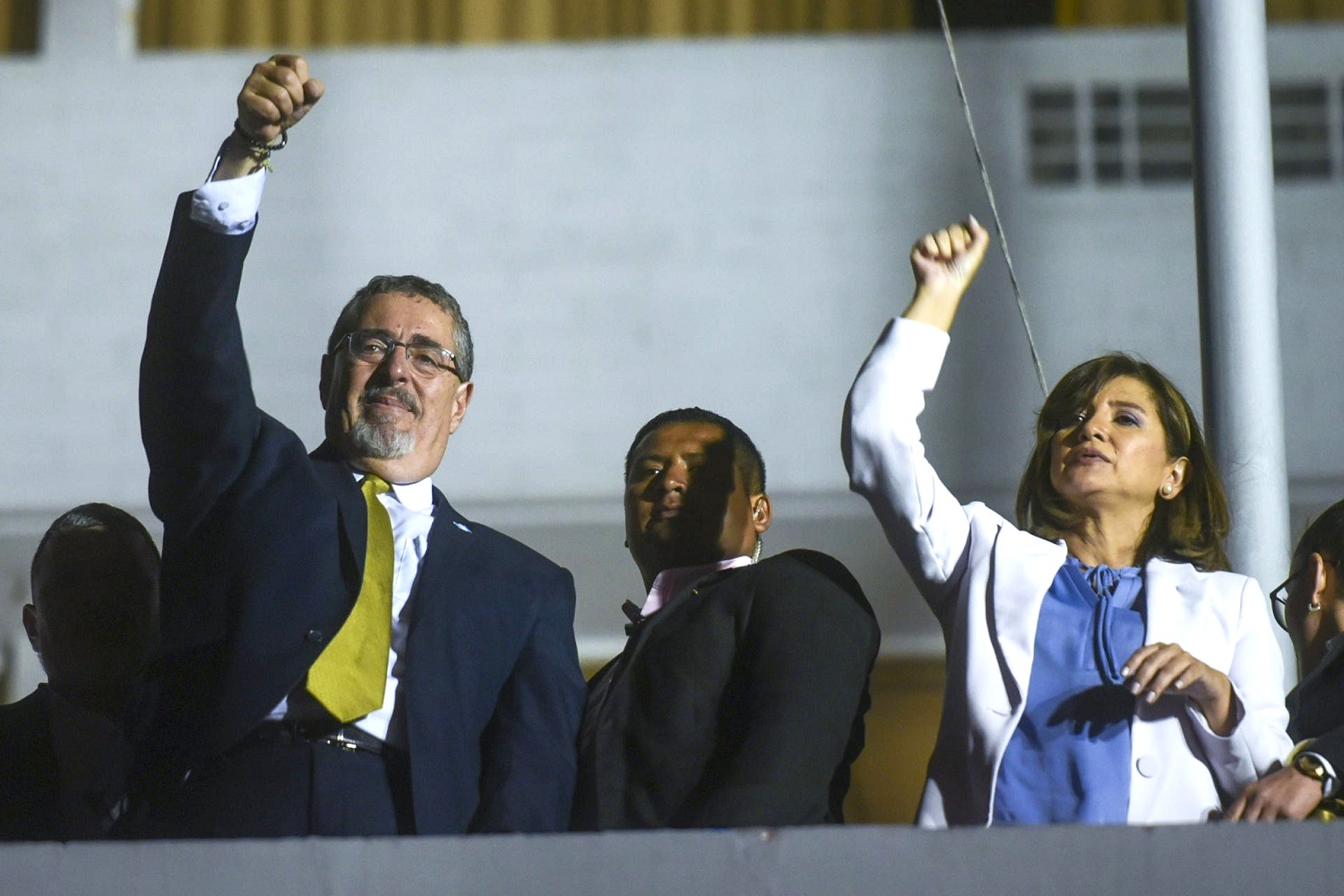 El presidente electo de Guatemala, Bernardo Arévalo, con la vicepresidenta Karin Herrera, tras su victoria electoral, 20 de agosto de 2023. EFE/ESTEBAN BIBA