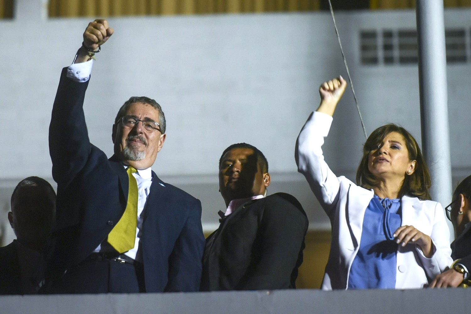 El presidente electo de Guatemala, Bernardo Arévalo, con la vicepresidenta Karin Herrera, tras su victoria electoral, 20 de agosto de 2023. EFE/ESTEBAN BIBA El presidente electo de Guatemala, Bernardo Arévalo, con la vicepresidenta Karin Herrera, tras su victoria electoral, 20 de agosto de 2023. EFE/ESTEBAN BIBA