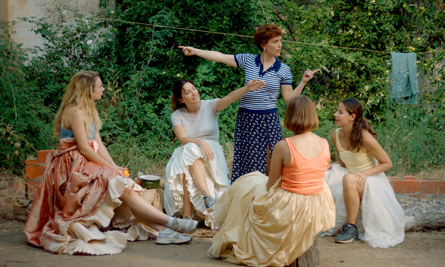Itsaso Arana (de pie), con el resto de actrices de la película 'Las chicas están bien'. LOS ILUSOS FILMS