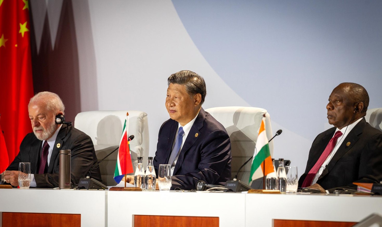 El presidente de Brasil, Luiz Inacio Lula da Silva, el presidente de China, Xi Jinping, y el de Sudáfrica, Cyril Ramaphosa, en la cumbre de los BRICS, en Johannesburgo. EFE/EPA/YESHIEL PANCHIA