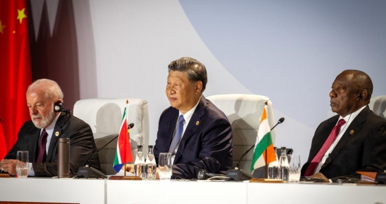El presidente de Brasil, Luiz Inacio Lula da Silva, el presidente de China, Xi Jinping, y el de Sudáfrica, Cyril Ramaphosa, en la cumbre de los BRICS, en Johannesburgo. EFE/EPA/YESHIEL PANCHIA