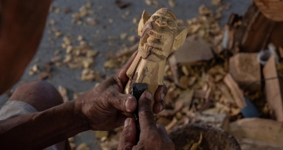 El artesano Lesandro Evangelista de Oliveira esculpe una 'carranca', escultura con figura de demonio, en Petrolina, Brasil. EFE/ANDRÉ COELHO