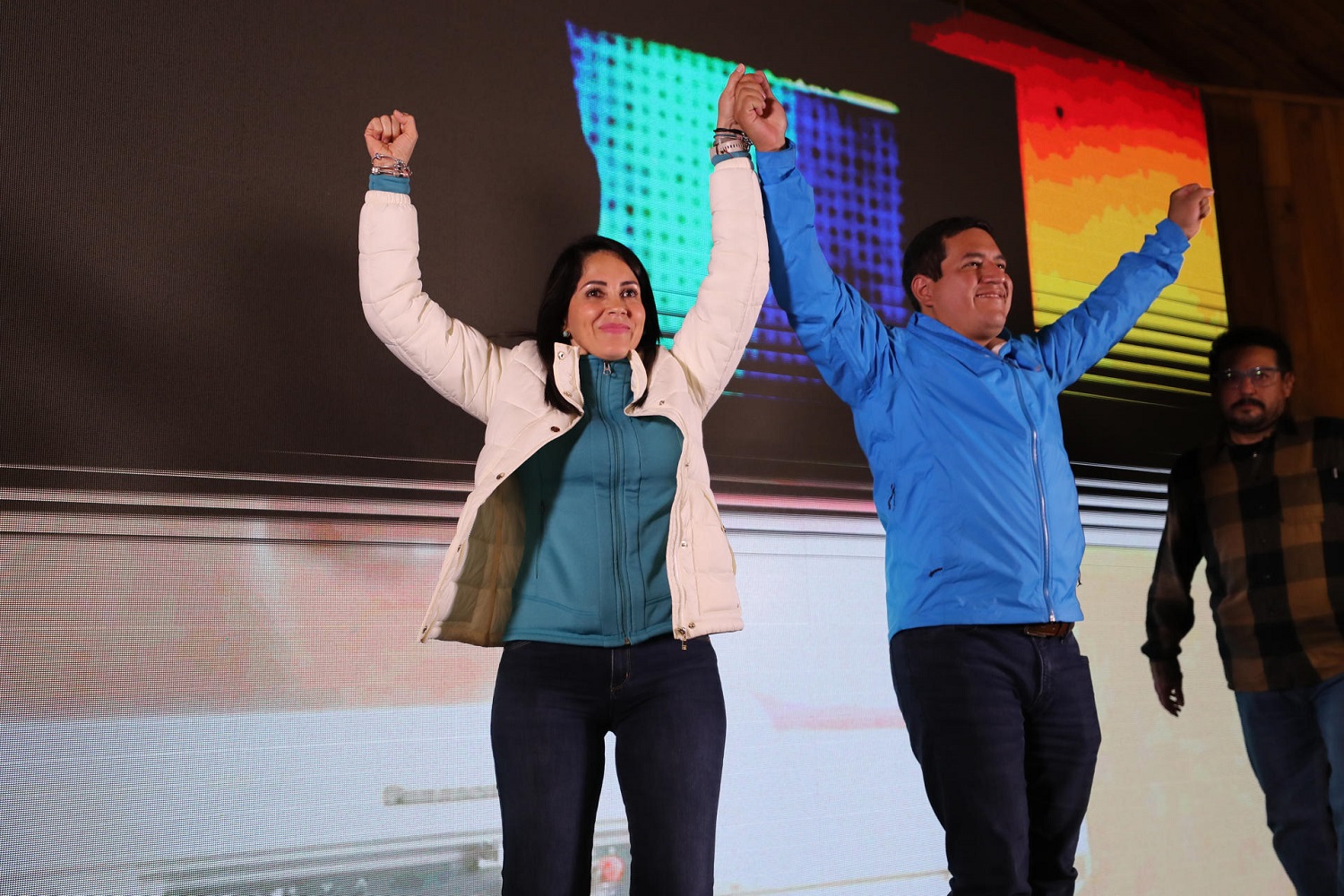 La candidata a la presidencia de Ecuador, Luisa González, con su aspirante a vicepresidente, Andrés Arauz, en Quito, tras las elecciones. EFE/JOSÉ JÁCOME