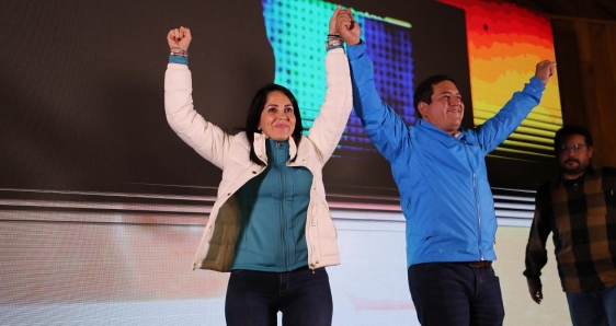 La candidata a la presidencia de Ecuador, Luisa González, con su aspirante a vicepresidente, Andrés Arauz, en Quito, tras las elecciones. EFE/JOSÉ JÁCOME