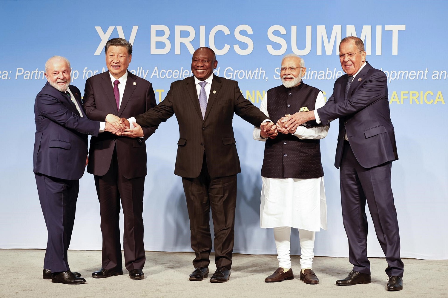 Lula da Silva, Xi Jinping, Cyril Ramaphosa, Narendra Modi y Sergei Lavrov, en la cumbre de los BRICS en Johannesburgo, Sudáfrica, 23 de agosto de 2023. EFE/EPA/GIANLUIGI GUERCIA