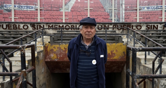 Miguel Pizarro, exprisionero de la dictadura de Augusto Pinochet, en el Estadio Nacional de Santiago de Chile, 2 de septiembre. EFE/ELVIS GONZÁLEZ
